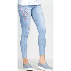 Niebieskie Jeansy Give a Little More. Niebieskie jeansy damskie marki Born2be. Za 49,99 zł.