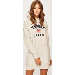 Tommy Jeans - Sukienka. Szare sukienki damskie Tommy Jeans, na co dzień, s, z aplikacjami, z elastanu, casualowe, z kapturem, z długim rękawem, długie, mini, proste. Za 499,90 zł.