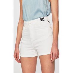 Versace Jeans - Szorty jeansowe. Białe szorty damskie Versace Jeans, s, z aplikacjami, z elastanu, casualowe, z podwyższonym stanem. W wyprzedaży za 319,90 zł.
