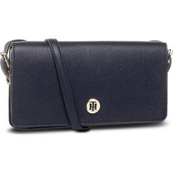 Torebka TOMMY HILFIGER - Honey Flap Crossover AW0AW07943 BLU. Niebieskie listonoszki damskie TOMMY HILFIGER, bez wzorów, ze skóry ekologicznej, bez dodatków. W wyprzedaży za 379,00 zł.