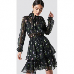NA-KD Boho Sukienka z marszczoną stójką - Black. Czarne sukienki damskie marki NA-KD Boho, bez wzorów, z poliesteru, boho, ze stójką, z długim rękawem, długie, maxi. Za 161,95 zł.