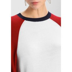 Swetry klasyczne damskie: TWINTIP Sweter white/dark blue/red