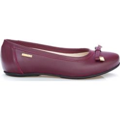 Płaskie balerinki z kokardką - skóra naturalna - model 012 - kolor bordowy. Czerwone baleriny damskie Zapato, bez wzorów, ze skóry, bez obcasa, na płaskiej podeszwie. W wyprzedaży za 173,40 zł.