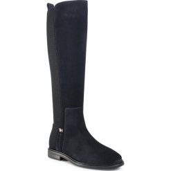 Oficerki TOMMY HILFIGER - Essential Flat Long Boot FW0FW05194 Desert Sky DW5. Niebieskie kozaki damskie TOMMY HILFIGER, ze skóry, przed kolano, na wysokim obcasie, bez zapięcia. Za 849,00 zł.