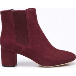 Clarks - Botki Orabella. Brązowe buty zimowe damskie Clarks, z materiału, z okrągłym noskiem, na obcasie. W wyprzedaży za 269,90 zł.