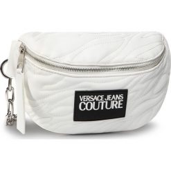 Saszetka nerka VERSACE JEANS COUTURE - E1VVBBH6 71491 003. Białe nerki damskie Versace Jeans Couture, bez wzorów, z jeansu, bez dodatków. W wyprzedaży za 359,00 zł.