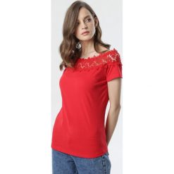 Czerwona Bluzka Elinoire. Czerwone bluzki damskie Born2be, s, bez wzorów, z jeansu, bez kołnierzyka, z krótkim rękawem. Za 59,99 zł.