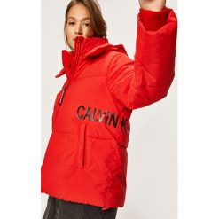 Calvin Klein Jeans - Kurtka. Czerwone kurtki damskie Calvin Klein Jeans, s, bez wzorów, z poliesteru, krótkie, z kapturem. W wyprzedaży za 849,90 zł.