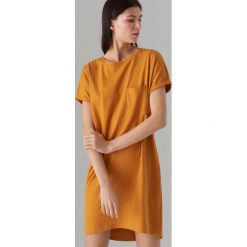 Bawełniana sukienka oversize - Żółty. Żółte sukienki damskie Mohito, s, bez wzorów, z bawełny, bez kołnierzyka, bez rękawów, oversize. Za 69,99 zł.