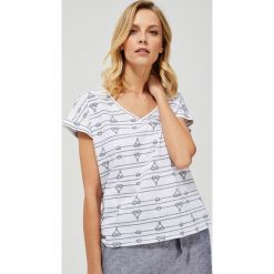 T-shirt z nadrukiem. Białe bluzki damskie Moodo, xxl, z nadrukiem, z bawełny, klasyczne, z dekoltem w serek, z krótkim rękawem. Za 24,99 zł.