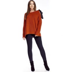 Sweter z kokardą na ramieniu pomarańczowy. Pomarańczowe swetry damskie N/A, bez wzorów, z poliesteru, bez rękawów, bez kaptura. Za 99,00 zł.