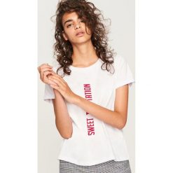 T-shirt z napisem - Biały. Białe t-shirty damskie Reserved, l, z napisami. Za 39,99 zł.