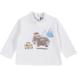 Koszulka w kolorze białym. Białe t-shirty chłopięce z nadrukiem marki Chicco, z bawełny, z długim rękawem. W wyprzedaży za 49,95 zł.