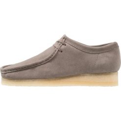 Clarks Originals WALLABEE Sznurowane obuwie sportowe grey. Szare buty sportowe męskie marki Clarks Originals, ze skóry, na sznurówki. Za 669,00 zł.
