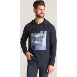 Granatowa bluza Emporio Armani z haftowaną naszywką. Niebieskie bluzy męskie Emporio Armani, xl, z nadrukiem, z okrągłym kołnierzem, bez rękawów, z kapturem. Za 355,60 zł.