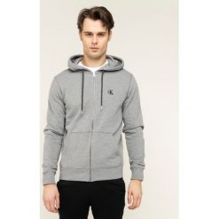 Bluza Calvin Klein Jeans Essential Zip J30J314535. Szare bluzy męskie Calvin Klein Jeans, m, bez wzorów, z bawełny, bez kołnierzyka, bez rękawów, bez kaptura. W wyprzedaży za 339,00 zł.