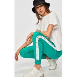 Reebok Classic - Spodnie. Zielone spodnie damskie Reebok Classic, s, bez wzorów, z elastanu, casualowe. W wyprzedaży za 169,90 zł.