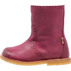 Bisgaard Kozaki pink. Czerwone buty zimowe damskie marki Bisgaard, z materiału, na wysokim obcasie. W wyprzedaży za 423,20 zł.