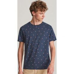 T-shirt z drobnym nadrukiem - Granatowy. Niebieskie t-shirty męskie Reserved, xl, z nadrukiem, bez kołnierzyka. W wyprzedaży za 24,99 zł.
