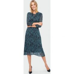 Sukienka wizytowa midi we wzory - 36. Sukienki damskie e-margeritka.pl, bez wzorów, z tkaniny, eleganckie, bez kołnierzyka, bez rękawów, midi, dopasowane. Za 179,99 zł.