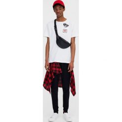 Koszulka z rysunkiem. Szare t-shirty męskie marki Pull & Bear. Za 19,90 zł.