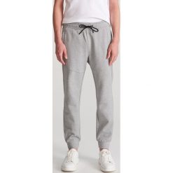 Spodnie dresowe slim fit - Jasny szary. Szare spodnie męskie Reserved, s, bez wzorów, z dresówki. Za 109,99 zł.