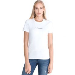 Calvin Klein Koszulka Biały. Białe koszulki damskie Calvin Klein, l, z nadrukiem, z elastanu, bez kołnierzyka, z krótkim rękawem. Za 154,95 zł.