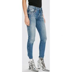 Guess Jeans - Jeansy Sexy Curve. Niebieskie jeansy damskie marki Guess Jeans, z aplikacjami, z elastanu. W wyprzedaży za 399,90 zł.
