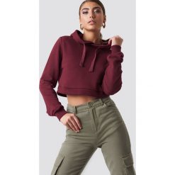 Pamela x NA-KD Bluza z kapturem Cropped Rib - Red. Czerwone bluzy z kapturem damskie Pamela x NA-KD, długie. Za 141,95 zł.