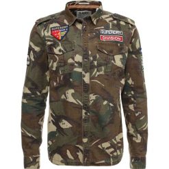 Superdry ARMY TROPICS Koszula khaki. Brązowe koszule męskie Superdry, xl, bez wzorów, z bawełny, bez kołnierzyka, bez rękawów. Za 389,00 zł.