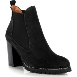 Buty damskie. Pomarańczowe botki damskie Wittchen, ze skóry, za kostkę, bez obcasa, bez zapięcia. W wyprzedaży za 449,90 zł.