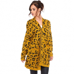 Kardigan "Leopard" w kolorze musztardowym. Żółte kardigany damskie marki Cosy Winter, s, z motywem zwierzęcym. W wyprzedaży za 181,95 zł.