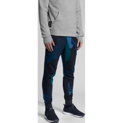 Spodnie dresowe męskie Kamil Stoch Collection SPMD501 - multikolor allover. Szare bez kategorii 4f, m, z dzianiny. W wyprzedaży za 129,99 zł.