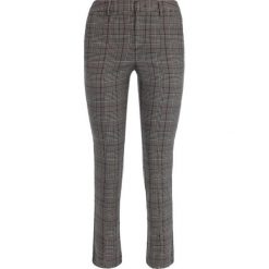 Spodnie materiałowe Guess W93B54 WBW80. Szare spodnie damskie Guess, z aplikacjami, z tkaniny. W wyprzedaży za 209,00 zł.