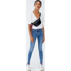 Jeansy super skinny ze średnim stanem. Niebieskie jeansy damskie Pull&Bear, z jeansu. Za 79,90 zł.