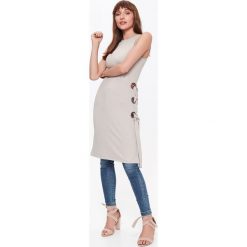 TUNIKA DAMSKA, MIDI, BEZ RĘKAWÓW. Brązowe tuniki damskie marki Top Secret, na co dzień, na lato, z dzianiny, eleganckie, ze sznurowanym dekoltem, bez rękawów. W wyprzedaży za 59,99 zł.