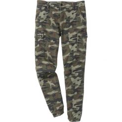 Spodnie bojówki ze stretchem Slim Fit Straight bonprix oliwkowy moro. Zielone rurki męskie bonprix, moro. Za 139,99 zł.