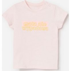 Bawełniany t-shirt z napisem - Pomarańczowy. Pomarańczowe t-shirty damskie Reserved, z napisami, z bawełny, bez kołnierzyka. W wyprzedaży za 9,99 zł.