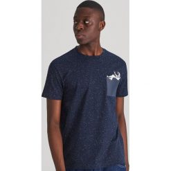 Melanżowy T-shirt z nadrukiem - Granatowy. Niebieskie t-shirty męskie Reserved, s, z nadrukiem, bez kołnierzyka. Za 39,99 zł.