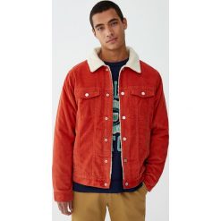 Sztruksowa kurtka trucker z kołnierzem ze sztucznego baranka. Kurtki męskie Pull&Bear. Za 199,00 zł.