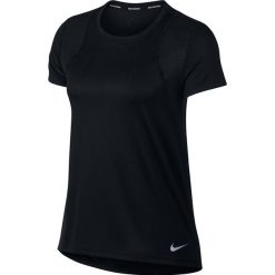 Nike W Run Top SS Tee 890353-010. Czarne topy damskie Nike, s, bez wzorów, z poliesteru, bez kołnierzyka. W wyprzedaży za 79,99 zł.