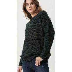 Ciemnozielony Sweter Finniss. Zielone swetry damskie Born2be, uniwersalny, bez wzorów, z dzianiny, eleganckie, bez rękawów, bez kaptura. Za 189,99 zł.