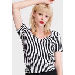 T-shirt w paski - Czarny. Czarne t-shirty damskie Reserved, s, w paski, bez kołnierzyka. W wyprzedaży za 29,99 zł.