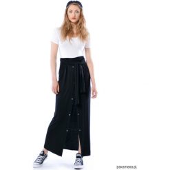 CZESIA WHITE- ZWYKŁA KOSZULKa. Białe koszulki damskie Pakamera, bez wzorów, klasyczne, z okrągłym kołnierzem. Za 119,00 zł.
