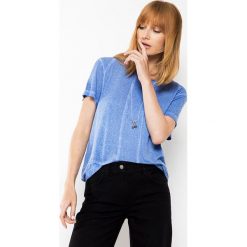 T-shirt w kolorze błękitnym. Niebieskie t-shirty damskie marki Deni Cler, bez wzorów, z denimu, z okrągłym kołnierzem. W wyprzedaży za 179,95 zł.