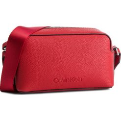 Torebka CALVIN KLEIN - Race Crossbody K60K604881 640. Czerwone torebki klasyczne damskie Calvin Klein, na imprezę, bez wzorów, ze skóry ekologicznej, bez dodatków. W wyprzedaży za 319,00 zł.