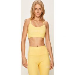 Calvin Klein Performance - Biustonosz sportowy. Żółte biustonosze sportowe damskie Calvin Klein Performance, s, z nadrukiem, z elastanu. Za 199,90 zł.