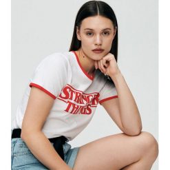 Koszulka Stranger Things - Biały. Białe koszulki damskie Cropp, xs, bez wzorów, bez kołnierzyka. Za 59,99 zł.