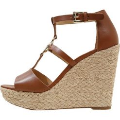 Rzymianki damskie: MICHAEL Michael Kors BETH WEDGE Sandały na obcasie luggage