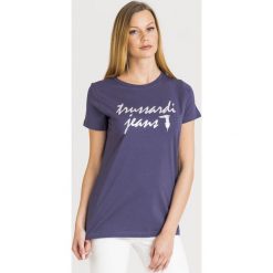 T-SHIRT Trussardi Jeans. Niebieskie t-shirty damskie Trussardi Jeans, s, z nadrukiem, z bawełny, z okrągłym kołnierzem. Za 95,00 zł.